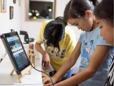 AES英会話でタブレットを使って英語を学ぶ子どもたち。デジタル教材で集中しながら楽しく学習しています。