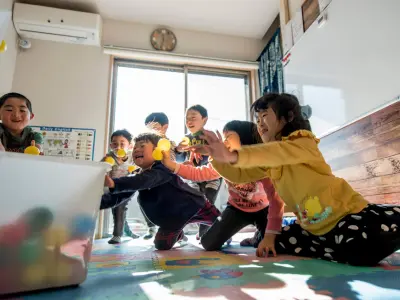 垂井町のAES英会話で子どもたちが英語のアクティビティを通じて元気に遊んでいる様子。楽しく体を動かしながら英語にふれています。