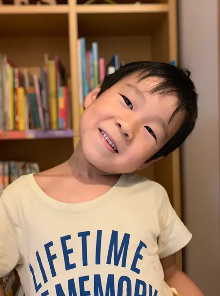 垂井英会話AESに通う6歳のShoutaくん。英語のレッスンが楽しく、初めてでも自然と輪に入って笑顔で学べるようになったとお母さんも絶賛。