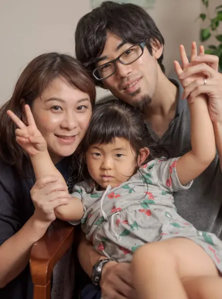 AES英会話に通う5歳のAmaneちゃんとご両親の写真。楽しさを大切にしたレッスンで、海外旅行でも英語を試す姿に驚いたというお母さんの声。