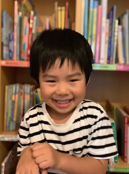 AES英会話に通う4歳のKeisukeくんの写真。フォニックスの歌やアクションで楽しく学び、先生の授業にワクワクしている様子。