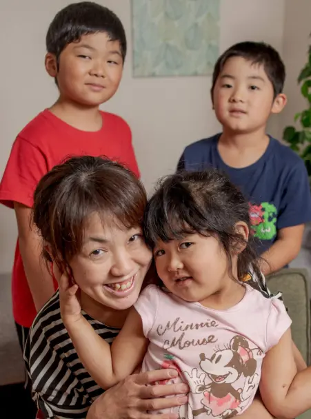 AES英会話に通う3歳のAikaちゃんとご家族の写真。兄たちも通う中、自然と英語に親しみ“Big! Big! Big! Small! Small! Small!”と歌い出すようになった姿に驚いたと語るお母さん。
