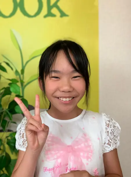 AES英会話に通う10歳のHiyoriちゃんの写真。テレビの英語を自然に理解する姿に、お母さんも驚いたそうです。