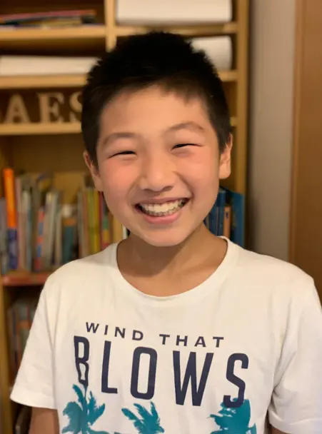 AES英会話に通う10歳のYutoくんの写真。ギターを使ったテンポの良いレッスンやゲーム形式の活動を楽しみ、英検5級にも合格。