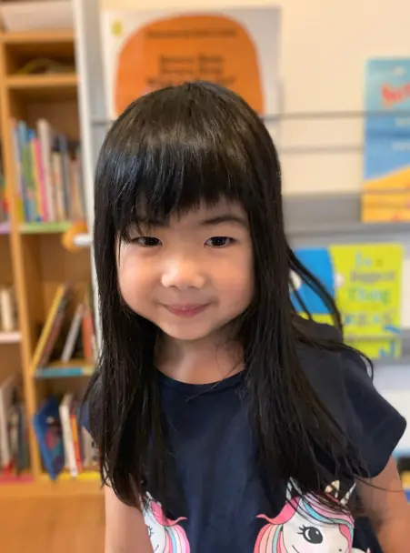 AES英会話に通う4歳のKoharuちゃんの写真。英語の単語を自然に話したり、観光客の英語を聞き取る姿にご家族も驚き。
