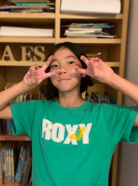 AES英会話に通う11歳のKokonoちゃんの写真。レッスンを楽しみながら、自分で英語を辞書で調べる習慣が身についた様子。