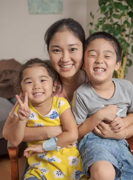 AES英会話に通う5歳のShunくんと3歳のJuriちゃん。兄妹で通学しており、家でも英語で簡単な会話を楽しむ様子。