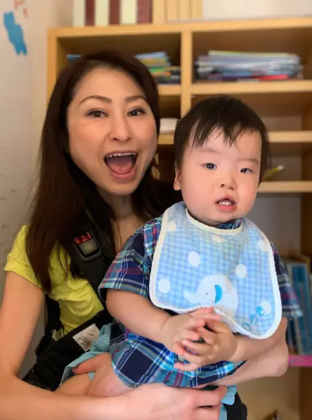 垂井英会話AESに通う1歳のHirokiくんとお母さん。レッスンやイベントを通じて自然に英語にふれ、家でも楽しそうに英語の歌に合わせて行動できるように。