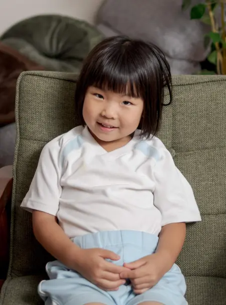 垂井英会話AESに通う5歳のMeiちゃん。楽しみながら自然と英語を身につけ、家でも自発的に歌ったり踊ったりして英語を活用中。