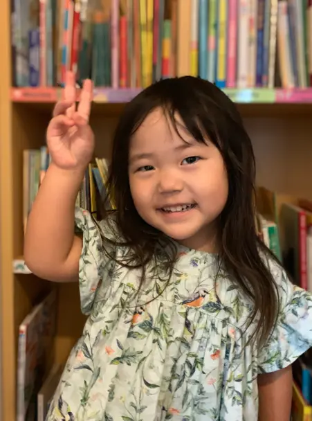 AES英会話に通う3歳のMeiちゃん。英語の数の数え方を先に覚え、海外でも物おじせずに英語でコミュニケーションを取る姿が印象的。親子ともにわくわくできる英語教室です。