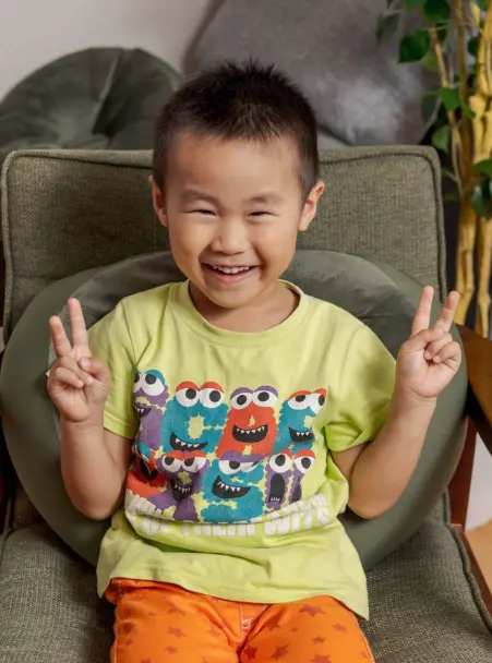 AES英会話に通う4歳のTakatoshiくん。先生の言葉を真似して自然に英語を発音し、色・形・数も理解。子どもたちの楽しさと先生の丁寧なフォローで、毎回笑顔でレッスンに参加しています。