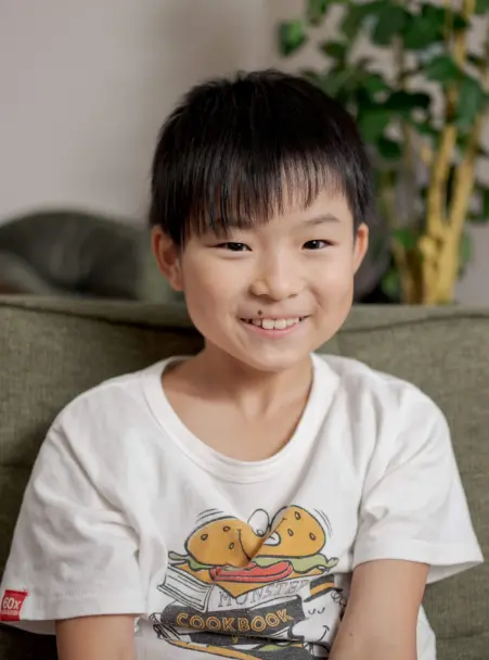 AES英会話に通う9歳のYuちゃん。自然に英語の本を楽しんで読めるようになり、英語を教科ではなくコミュニケーションとして身につけています。